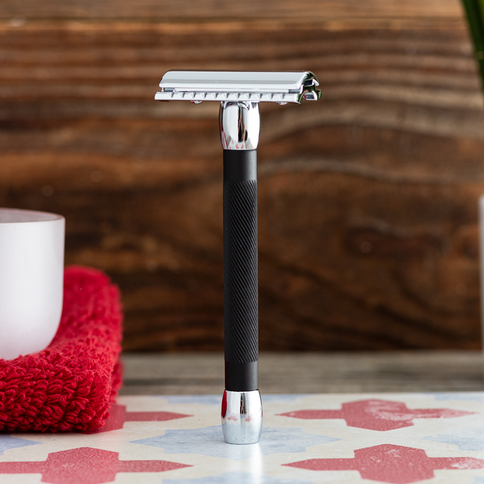 Merkur 20c double edge safety razor black handle closed comb