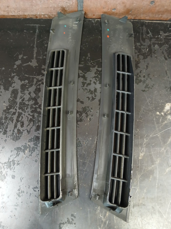 2008-2010 Jeep Grand Cherokee Upper Dash Defroster Vent Trim Set 1dq55trmaa