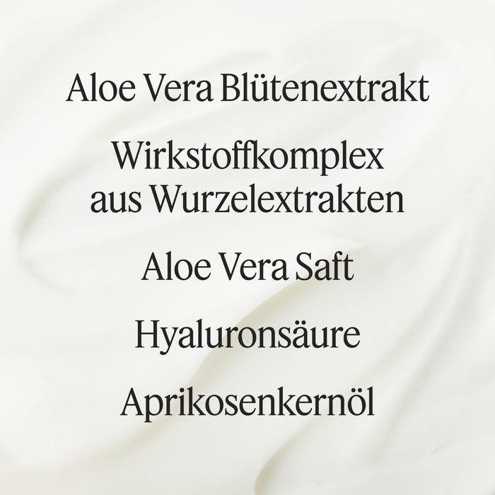 Santaverde Age Protect Cream – Texturbild der glättenden Naturkosmetik-Gesichtscreme mit Aloe Vera, Hyaluron und antioxidativem Zellschutz, mit Hauptinhaltsstoffen,  cremige Textur stilvoll präsentiert.