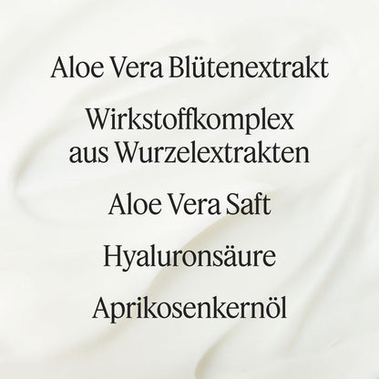 Santaverde Age Protect Cream – Texturbild der glättenden Naturkosmetik-Gesichtscreme mit Aloe Vera, Hyaluron und antioxidativem Zellschutz, mit Hauptinhaltsstoffen,  cremige Textur stilvoll präsentiert.