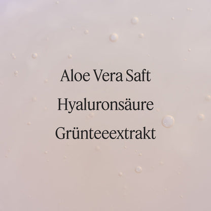 Santaverde Hyaluron Eye Serum – Texturbild des parfumfreien Augenserums mit  Hauptinhaltsstoffen Aloe Vera Saft, Grünteeextrakt und Hyaluronsäure
