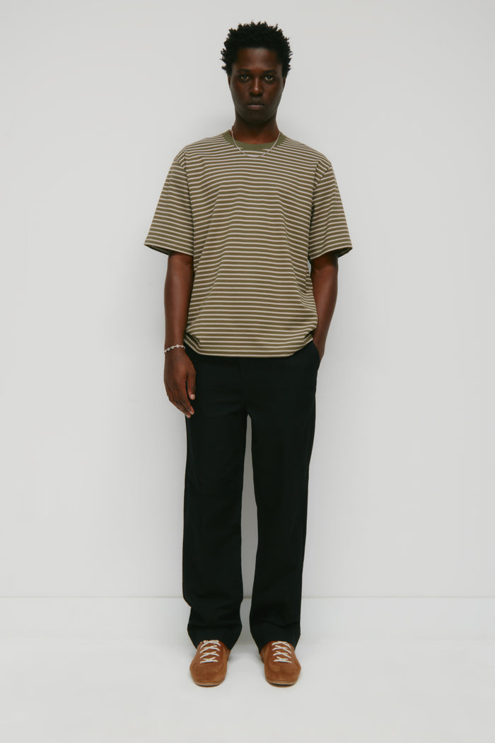 Model is 6'2" and is wearing a size 32.