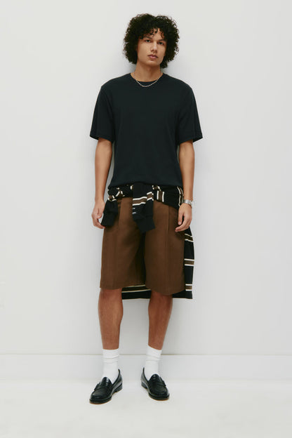 Model is 6’1” and is wearing a size M.