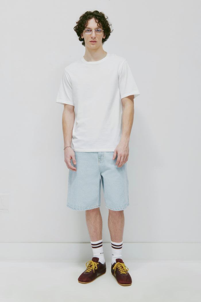 Model is 6’0” and is wearing a size M.