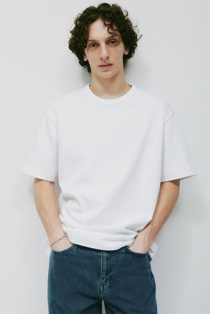Model is 6’0” and is wearing a size M.