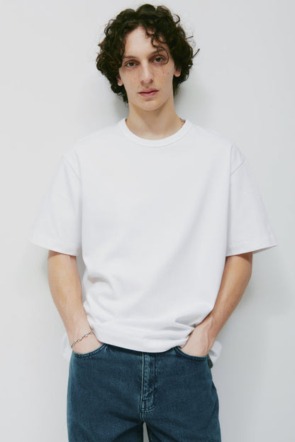 Model is 6’0” and is wearing a size M.