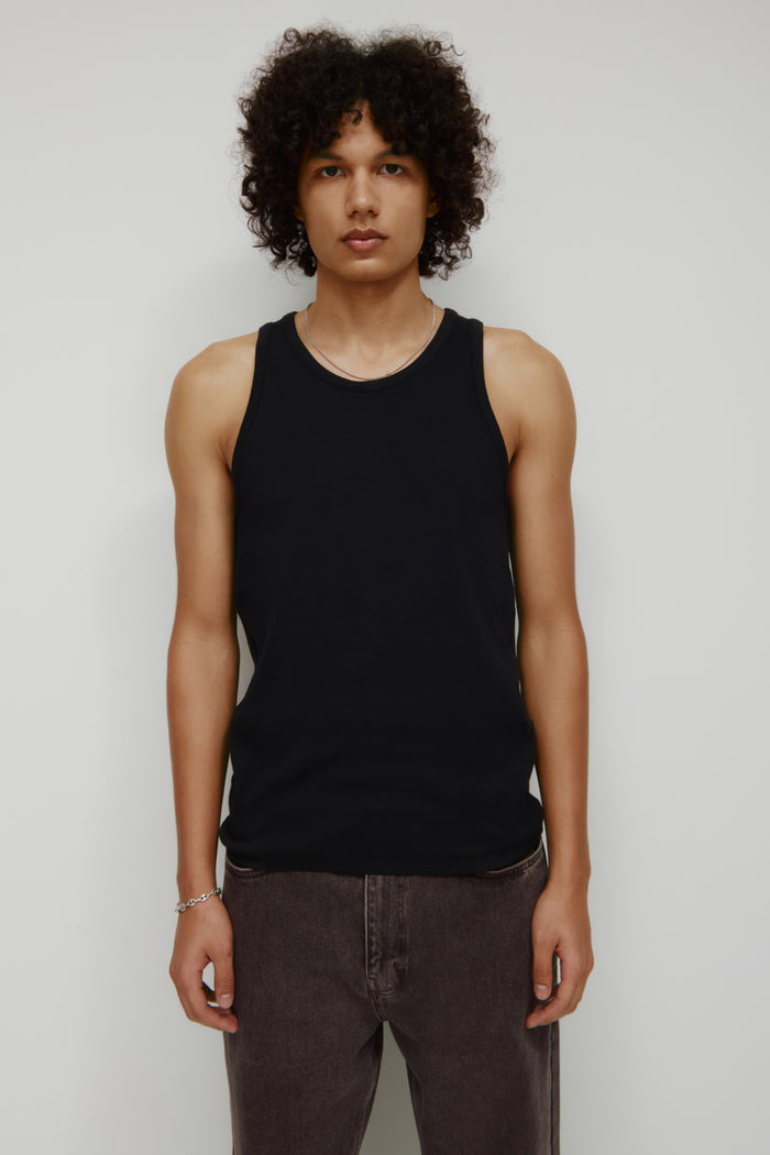 Model 6.2.5" and is wearing a size L.