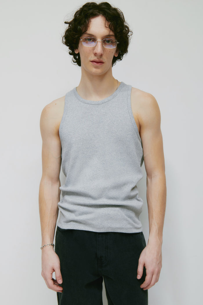 Model 6'0.5" and is wearing a size L.