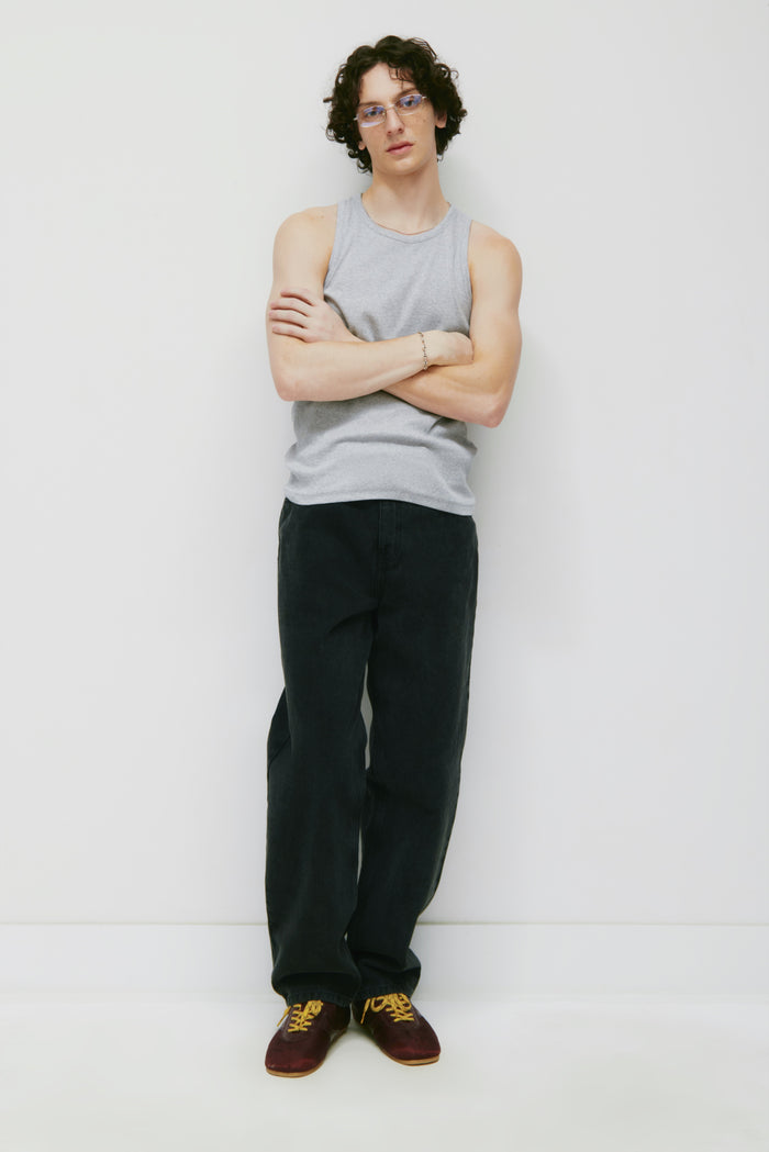 Model is 6’0” and is wearing a size L.