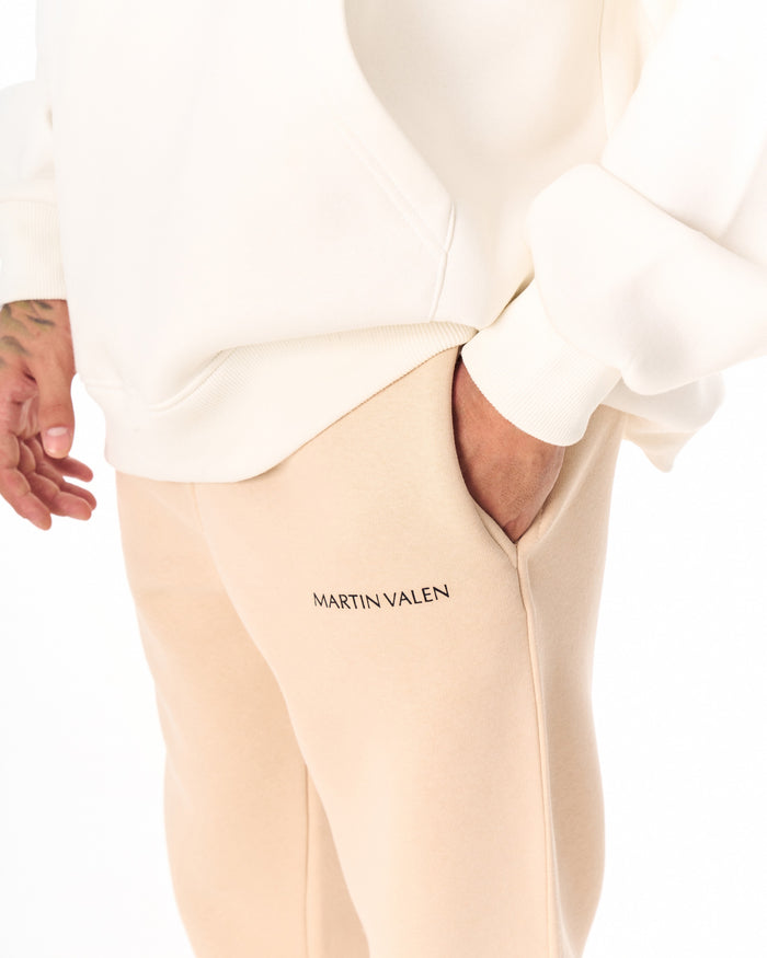 Martin Valen MV Basic beige jogger, close-up of waistband and side pocket with visible logo
