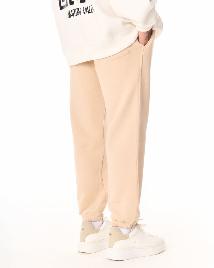Martin Valen MV Basic beige jogger, side view showing pocket and vertical side seam