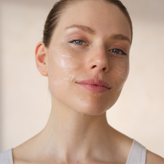 Portrait einer Frau mit Santaverde fluid auf ihren Wangen