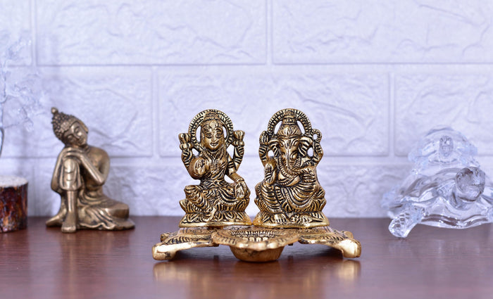 White Whale Superfine Peacock Brass Showpiece Idol Figurine Sculpture for Birthday Gift Table Home Decoration