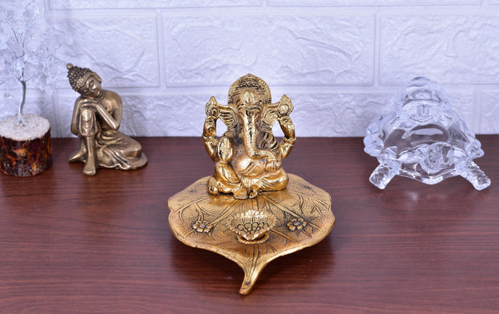 White Whale Superfine Peacock Brass Showpiece Idol Figurine Sculpture for Birthday Gift Table Home Decoration