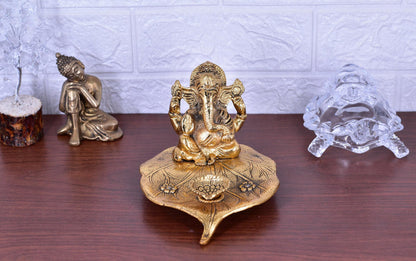 White Whale Superfine Peacock Brass Showpiece Idol Figurine Sculpture for Birthday Gift Table Home Decoration